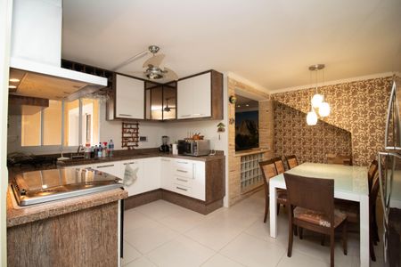 Casa à venda com 650m², 4 quartos e 5 vagas Casa à venda com 650m², 4 quartos e 5 vagasCozinha