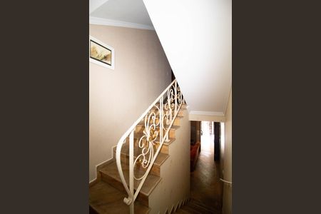 Casa à venda com 650m², 4 quartos e 5 vagas Casa à venda com 650m², 4 quartos e 5 vagasEscada