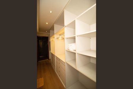 Casa à venda com 650m², 4 quartos e 5 vagas Casa à venda com 650m², 4 quartos e 5 vagasCloset da suíte 1