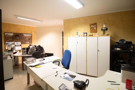 Casa à venda com 650m², 4 quartos e 5 vagas Casa à venda com 650m², 4 quartos e 5 vagasEscritório