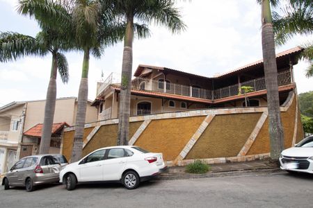 Casa à venda com 650m², 4 quartos e 5 vagas Casa à venda com 650m², 4 quartos e 5 vagasFachada