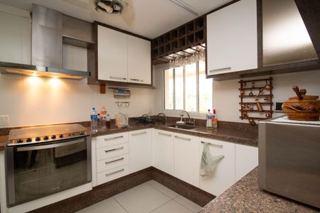 Casa à venda com 650m², 4 quartos e 5 vagas Casa à venda com 650m², 4 quartos e 5 vagasCozinha