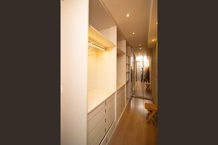 Casa à venda com 650m², 4 quartos e 5 vagas Casa à venda com 650m², 4 quartos e 5 vagasQuarto 1 - Suíte