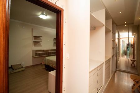 Casa à venda com 650m², 4 quartos e 5 vagas Casa à venda com 650m², 4 quartos e 5 vagasCloset da suíte 1