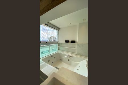 Apartamento à venda com 180m², 2 quartos e 3 vagasBanheiro da Suíte