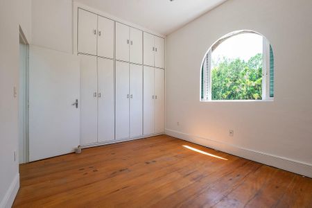 Casa para alugar com 469m², 4 quartos e 6 vagas Casa para alugar com 469m², 4 quartos e 6 vagasSuíte 2