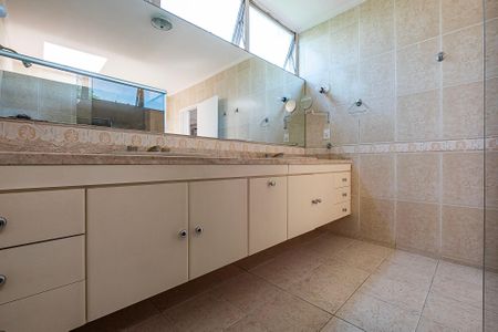 Casa para alugar com 469m², 4 quartos e 6 vagas Casa para alugar com 469m², 4 quartos e 6 vagasSuíte 1 - Banheiro