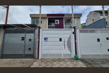 Casa à venda com 111m², 3 quartos e 2 vagas Casa à venda com 111m², 3 quartos e 2 vagasFachada