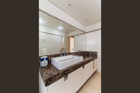 Apartamento para alugar com 225m², 4 quartos e 4 vagas Apartamento para alugar com 225m², 4 quartos e 4 vagasBanheiro da Suíte 1