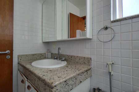 Casa de condomínio para alugar com 198m², 3 quartos e sem vaga Casa de condomínio para alugar com 198m², 3 quartos e sem vagaBanheiro da suíte 1