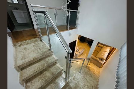 Casa para alugar com 460m², 4 quartos e 2 vagasEscada acesso sala quartos