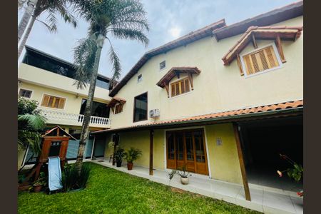 Casa para alugar com 460m², 4 quartos e 2 vagasVista lateral