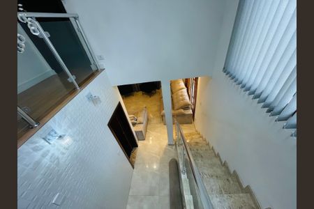 Casa para alugar com 460m², 4 quartos e 2 vagasEscada interna