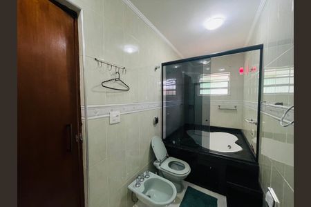 Casa para alugar com 460m², 4 quartos e 2 vagasBanheiro 1