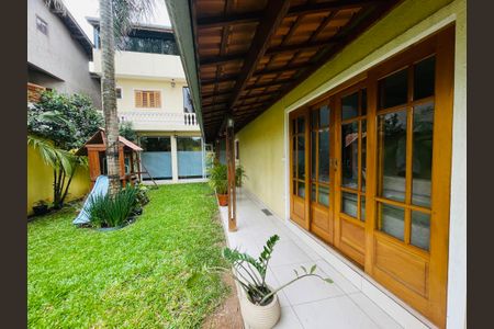 Casa para alugar com 460m², 4 quartos e 2 vagasCorredor externo 