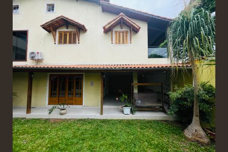 Casa para alugar com 460m², 4 quartos e 2 vagasVista lateral