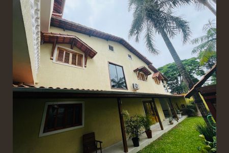 Casa para alugar com 460m², 4 quartos e 2 vagasVista lateral