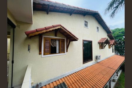 Casa para alugar com 460m², 4 quartos e 2 vagasDetalhe lateral