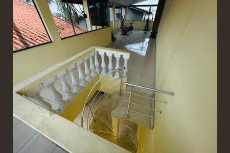 Casa para alugar com 460m², 4 quartos e 2 vagasEscada acesso terraço 