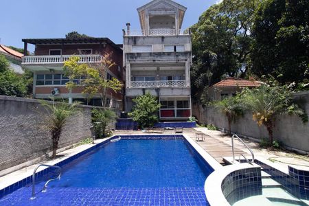 Casa à venda com 560m², 7 quartos e 6 vagas Casa à venda com 560m², 7 quartos e 6 vagasPiscina