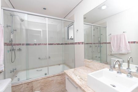 Casa à venda com 560m², 7 quartos e 6 vagas Casa à venda com 560m², 7 quartos e 6 vagasBanheiro da Suíte 1