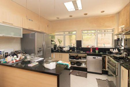 Casa à venda com 560m², 7 quartos e 6 vagas Casa à venda com 560m², 7 quartos e 6 vagasCozinha