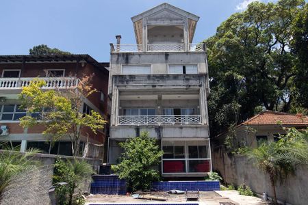 Casa à venda com 560m², 7 quartos e 6 vagas Casa à venda com 560m², 7 quartos e 6 vagasQuintal
