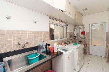 Casa à venda com 560m², 7 quartos e 6 vagas Casa à venda com 560m², 7 quartos e 6 vagasÁrea de Serviço