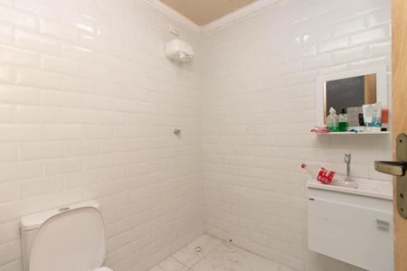 Casa à venda com 560m², 7 quartos e 6 vagas Casa à venda com 560m², 7 quartos e 6 vagasBanheiro da área gourmet