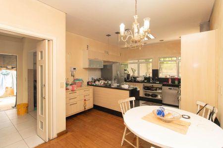 Casa à venda com 560m², 7 quartos e 6 vagas Casa à venda com 560m², 7 quartos e 6 vagasCozinha