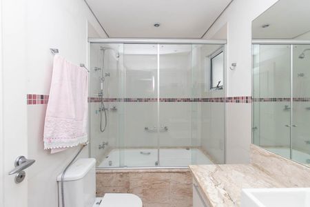 Casa à venda com 560m², 7 quartos e 6 vagas Casa à venda com 560m², 7 quartos e 6 vagasBanheiro da Suíte 1