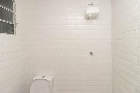 Casa à venda com 560m², 7 quartos e 6 vagas Casa à venda com 560m², 7 quartos e 6 vagasBanheiro da área gourmet