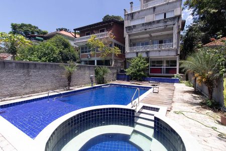 Casa à venda com 560m², 7 quartos e 6 vagas Casa à venda com 560m², 7 quartos e 6 vagasPiscina