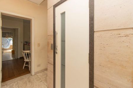 Casa à venda com 560m², 7 quartos e 6 vagas Casa à venda com 560m², 7 quartos e 6 vagasHall do Elevador