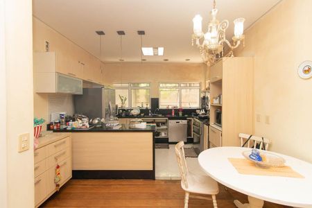 Casa à venda com 560m², 7 quartos e 6 vagas Casa à venda com 560m², 7 quartos e 6 vagasCozinha