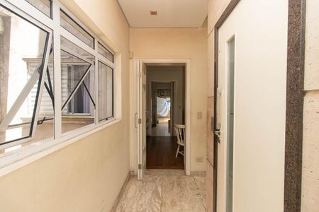 Casa à venda com 560m², 7 quartos e 6 vagas Casa à venda com 560m², 7 quartos e 6 vagasHall do Elevador