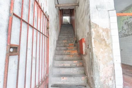 Casa para alugar com 119m², 3 quartos e sem vagaEscada de entrada