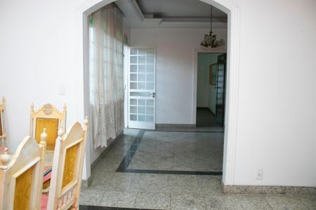 Casa à venda com 364m², 5 quartos e 3 vagas Casa à venda com 364m², 5 quartos e 3 vagasSala