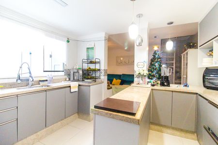 Casa à venda com 150m², 6 quartos e 4 vagas Casa à venda com 150m², 6 quartos e 4 vagasCozinha