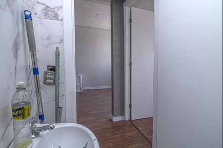 banheiro social_4 de apartamento para alugar com 2 quartos, 40m² em Vila Cristalia, São Paulo