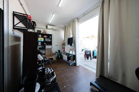 Casa à venda com 244m², 2 quartos e 2 vagasSuíte