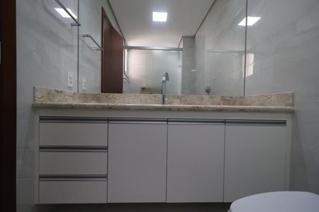 Apartamento para alugar com 140m², 4 quartos e 1 vaga Apartamento para alugar com 140m², 4 quartos e 1 vagaBanheiro da Suíte 1