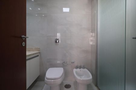 Apartamento para alugar com 140m², 4 quartos e 1 vaga Apartamento para alugar com 140m², 4 quartos e 1 vagaBanheiro da Suíte 1