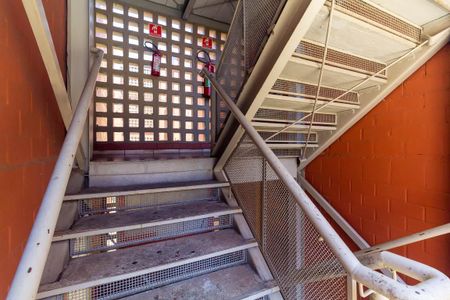 Apartamento à venda com 76m², 2 quartos e 1 vaga Apartamento à venda com 76m², 2 quartos e 1 vagaEscada