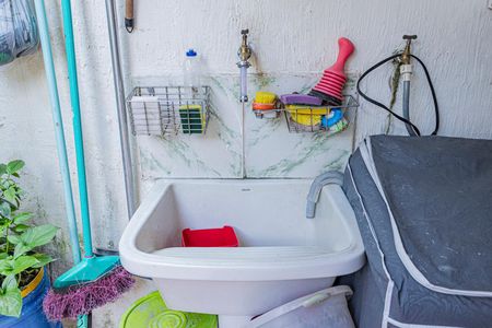 Casa à venda com 83m², 2 quartos e 1 vaga Casa à venda com 83m², 2 quartos e 1 vagaÁrea de serviço e quintal