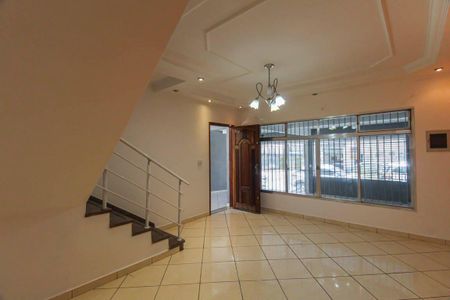 Casa para alugar com 240m², 4 quartos e 5 vagas Casa para alugar com 240m², 4 quartos e 5 vagasSala