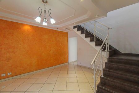 Casa para alugar com 240m², 4 quartos e 5 vagas Casa para alugar com 240m², 4 quartos e 5 vagasSala