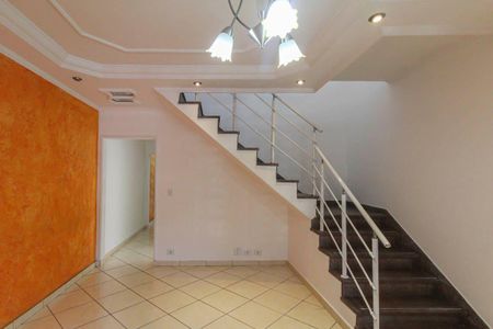 Casa para alugar com 240m², 4 quartos e 5 vagas Casa para alugar com 240m², 4 quartos e 5 vagasSala