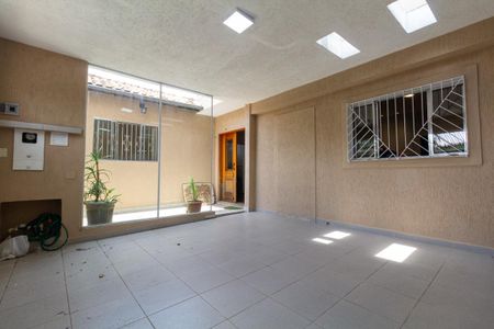 Casa à venda com 130m², 3 quartos e 2 vagas Casa à venda com 130m², 3 quartos e 2 vagasGaragem
