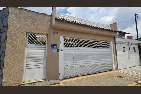 Casa à venda com 130m², 3 quartos e 2 vagas Casa à venda com 130m², 3 quartos e 2 vagasFachada